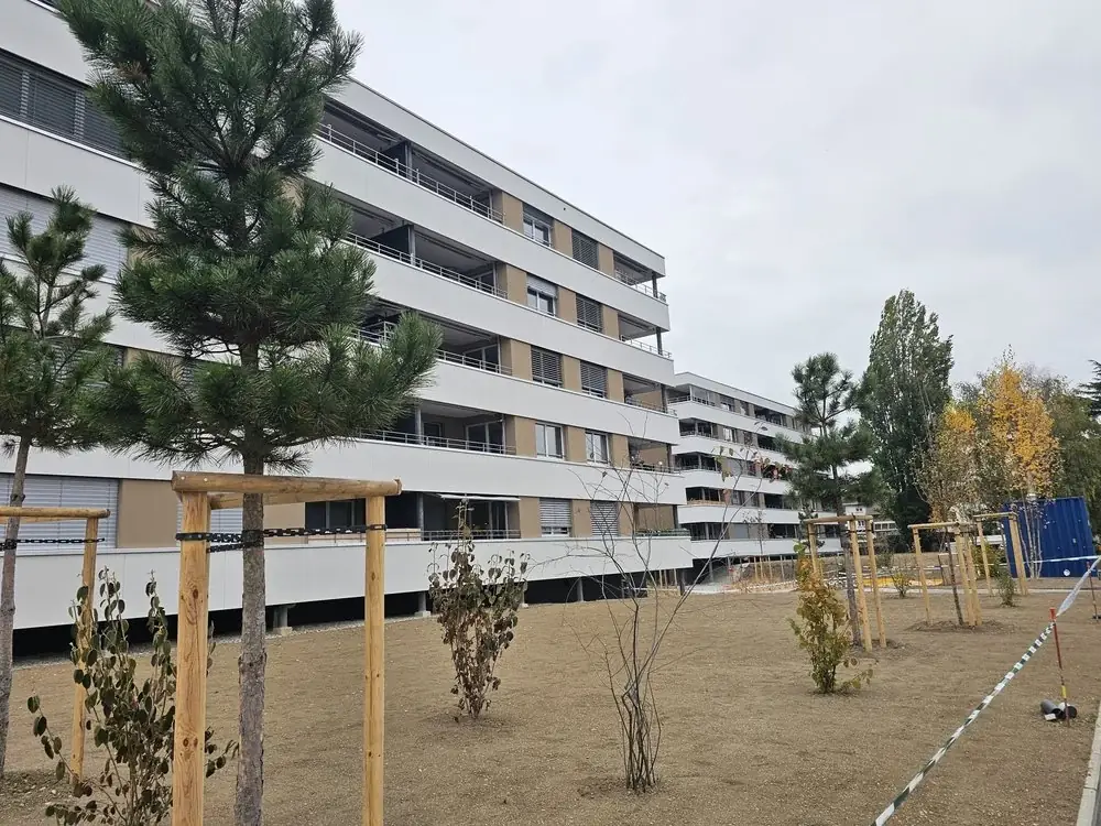 Isolation périphérique (ITE) en laine de roche sur un immeuble à Morges (VD), avec sécurité incendie renforcée, confort acoustique et façade modernisée.